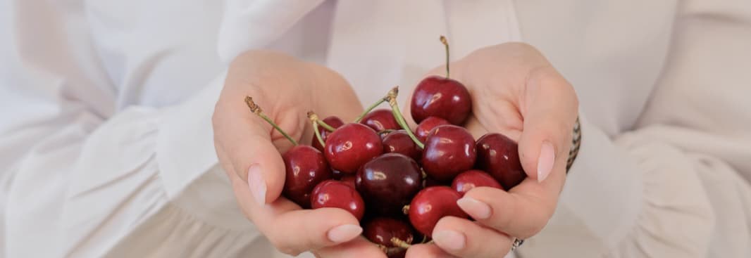 La Dott.ssa Genny Palumbo con delle ciliegie fresche tra le mani